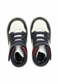 Granatowe i białe sneakersy wysokie z gumową podeszwą, wykonane z materiałów tekstylnych i skórzanych, z białymi perforacjami i czerwonymi akcentami po boku.