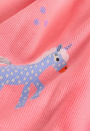 Kék pöttyös unikornis fehér sörénnyel és lila szarvval, rózsaszín bordázott anyagon, felette három lila pötty található.