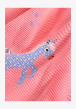 Plavi jednorog s pjegama, bijelom grivom i ljubičastim rogom na ružičastom rebrastom materijalu s tri ljubičaste točke iznad njega.