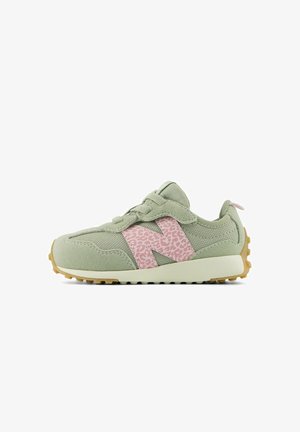 Grønne og rosa tumlinge sneakers med ruskind og mesh, rosa leopardmønstrede "N" logo, velcrorem og struktureret gummisål.