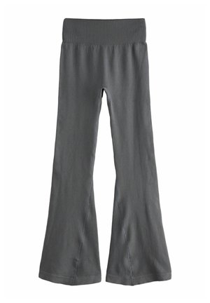 Pantaloni gri cu margine evazată din material texturat și moale, cu un elastic lat la talie. Picioarele se evazează la tiv pentru un fit relaxat.
