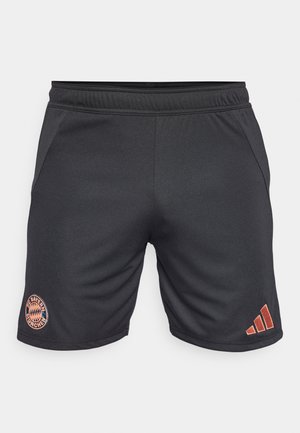 Shorts de sport noirs en tissu lisse, avec une taille élastique, des poches latérales et un logo brodé du FC Bayern Munich en orange.
