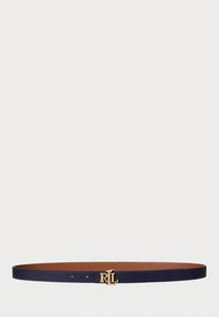 Ceinture en cuir marine avec une finition texturée, dotée d'une boucle logo en ton doré et d'un intérieur en brun contrastant. Design slim et élégant.