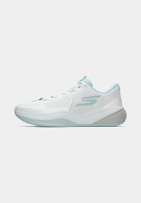 Baskets blanches de sport avec des accents bleu clair, présentant un dessus en maille, des détails perforés et une semelle en caoutchouc texturée.