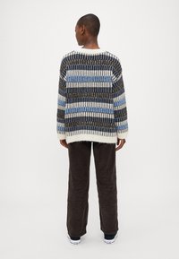 Vero Moda Petite VMTIFFANY O NECK - Camisola - birch/chocolate torte/allure