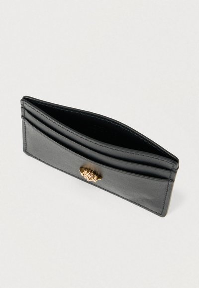 Μαύρο δερμάτινο θήκη καρτών με υφή, στρογγυλεμένες άκρες και κούμπωμα σε χρυσό τόνο μπροστά για ασφαλές κλείσιμο.