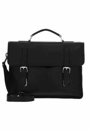 Malette en cuir noir avec rabat, deux boucles en argent, poignée supérieure et bandoulière réglable ; finition texturée, forme rectangulaire.