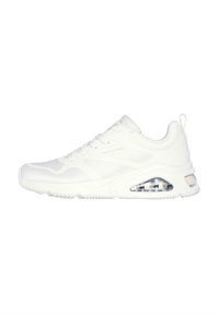 Zapatillas deportivas blancas con una parte superior de malla transpirable, cuello acolchado, cierre de cordones en el frente y una suela con amortiguación de aire visible.