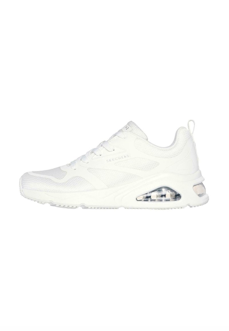 Zapatillas deportivas blancas con una parte superior de malla transpirable, cuello acolchado, cierre de cordones en el frente y una suela con amortiguación de aire visible.