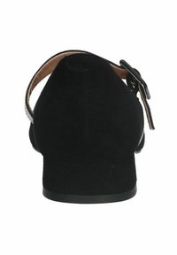 Schwarzer Wildlederschuh mit niedrigem Absatz, offener Ferse und verstellbarem Riemen. Glatte Textur, minimales Design und runde Zehenform.