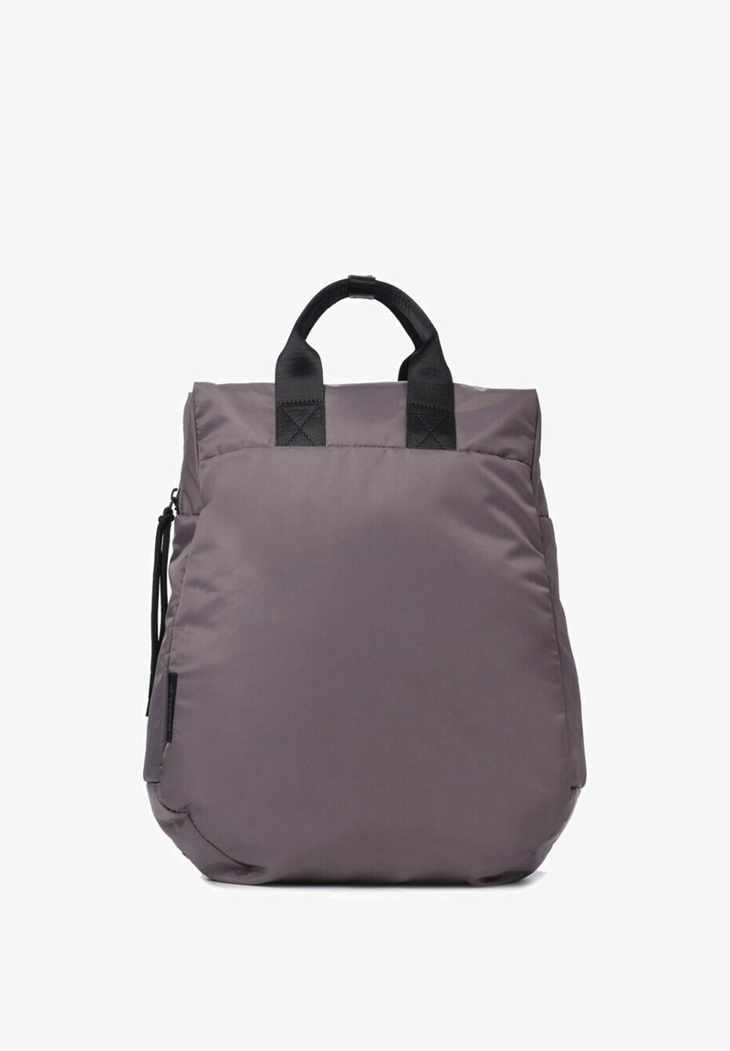 Sac à dos gris rembourré avec deux poignées supérieures, fermeture éclair latérale et forme rectangulaire. Texture lisse et design minimaliste.