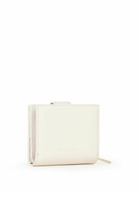 Billetera de cuero blanca con un diseño minimalista, que presenta un cierre de cremallera con acentos dorados y un logo grabado en la parte frontal. Forma compacta y plegada.