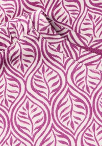Tissu blanc avec un motif de feuilles violettes présentant des contours arrondis et une texture subtile. Le design inclut des tiges et des formes de feuilles délimitées.