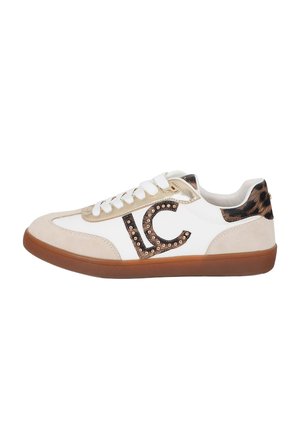 Zapatilla blanca con detalles en ante beige, suela marrón, ribete metálico dorado, tacón con estampado de leopardo y logo "LC" tachonado en el lateral.