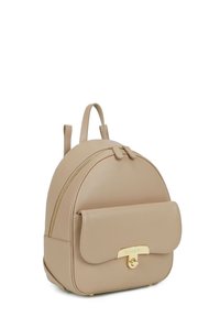 Sac à dos en cuir beige avec une silhouette arrondie, des ferrures dorées, une poche avant à rabat et deux anses supérieures. Finition texturée.