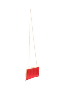 Rød tekstureret clutch taske med en ramme i guldfarvet metal og kædestrop, der har en buet form og sikker lås.