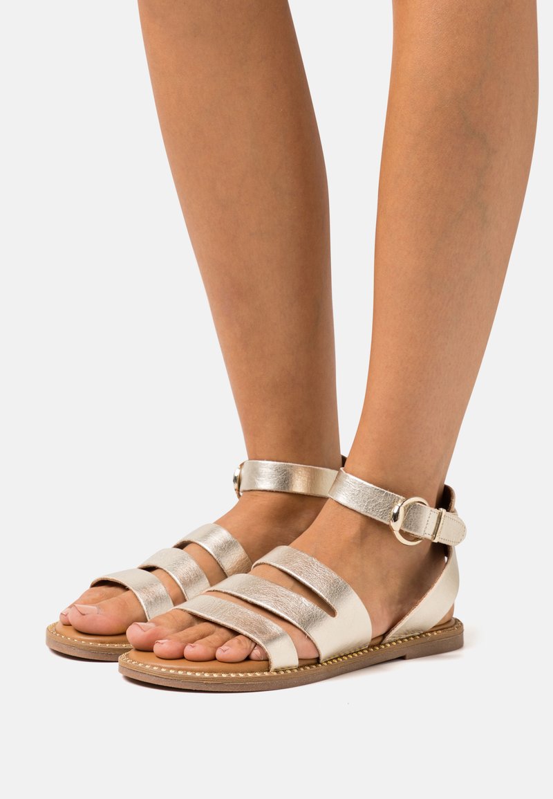 sandales dorées tamaris