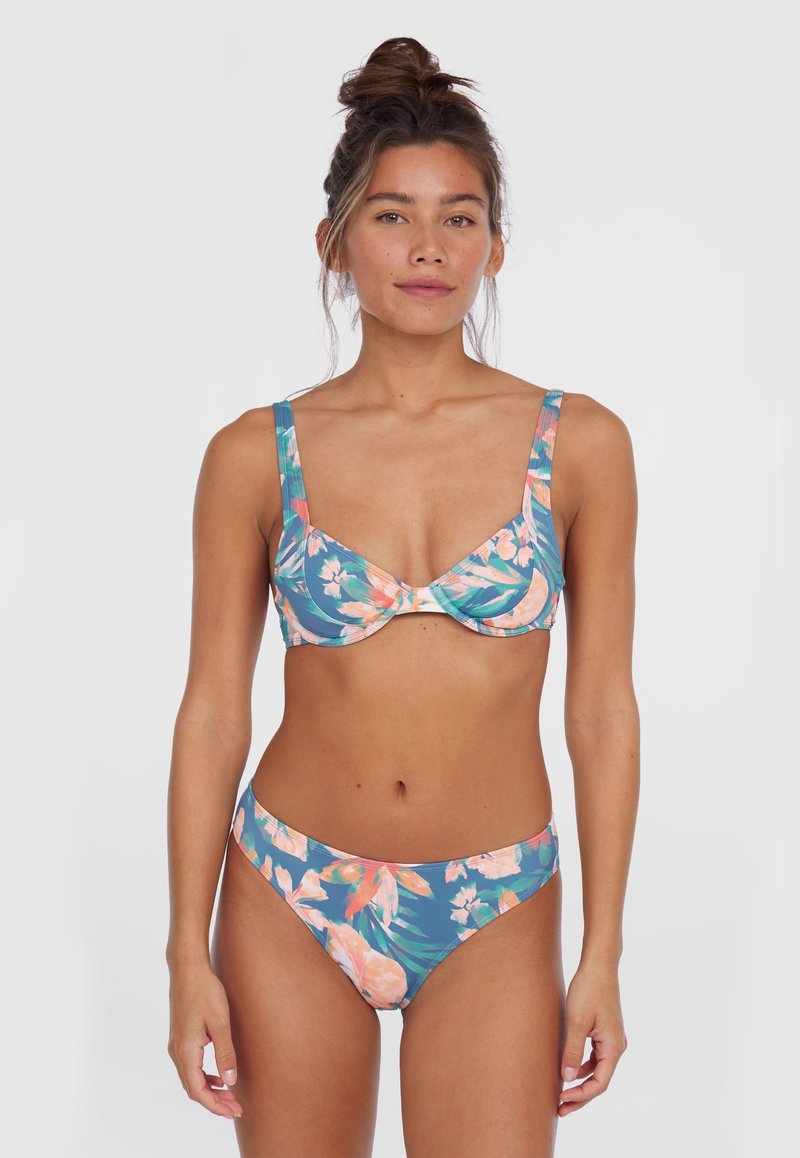 Bikini-set med ett blommigt mönster i blått och rosa, med en mjuk textur, breda axelremmar och en klassisk skärning för både överdel och underdel.