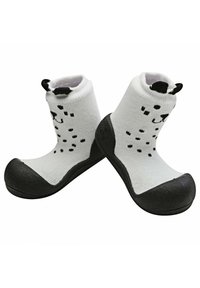 Calcetines blancos con suela de goma negra, adornados con una cara sonriente y círculos de colores, diseñados con un puño corto y acentos juguetones.