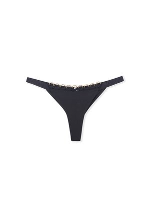 Bikini de tanga negro con una textura suave y tiras laterales delgadas, que presenta una fila de acentos circulares dorados en la parte superior.