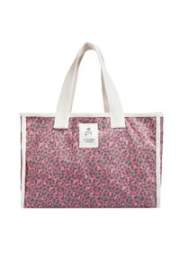 Bolso tote de leopardo en rosa y negro con asas anchas blancas y una etiqueta blanca con un logo de calavera y huesos cruzados.