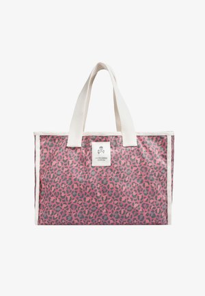 Bolso tote de leopardo en rosa y negro con asas anchas blancas y una etiqueta blanca con un logo de calavera y huesos cruzados.