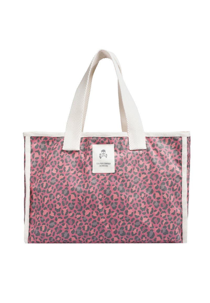 Bolso tote de leopardo en rosa y negro con asas anchas blancas y una etiqueta blanca con un logo de calavera y huesos cruzados.