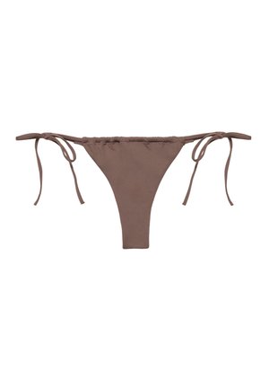 Brązowe majtki od bikini z wiązaniami po bokach i marszczonym górnym brzegiem, wykonane z gładkiej tkaniny, prezentowane na białym tle.