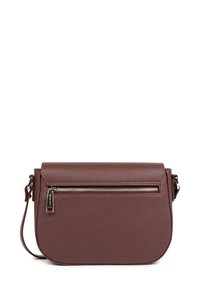 Borsa a tracolla in pelle bordeaux con superficie testurizzata, chiusura a patta e tasca con zip frontale. Dotata di tracolla regolabile e metalleria in argento.