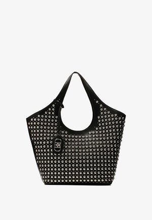 Juodas odinis pirkinių krepšys, turi apvalų viršų, dekoruotą sidabro spalvos metalinėmis detalėmis, ir plokščią dugną. Yra dekoratyvinė etiketė.