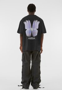 MJ Gonzales HEAVY ACID WASHED TRANSFORMATION - T-shirts med print - black
