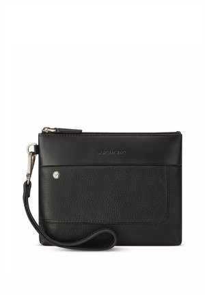 Pochette da polso in pelle nera con fronte strutturato, cerniera argento, logo metallico e tracolla staccabile su sfondo bianco.