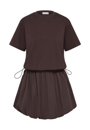 Robe courte manches courtes de couleur brun foncé, avec un col rond, une taille élastiquée froncée avec cordons de serrage, et une jupe évasée et bouffante.