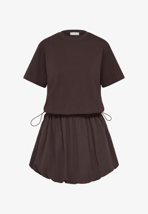 Robe courte manches courtes de couleur brun foncé, avec un col rond, une taille élastiquée froncée avec cordons de serrage, et une jupe évasée et bouffante.