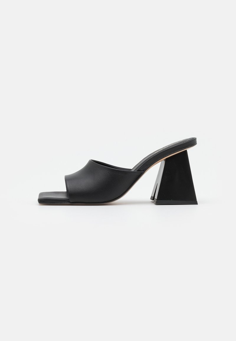 Mules ouverts noirs avec un dessus en cuir lisse, un talon en bloc géométrique et un design minimaliste avec un style enfiler.
