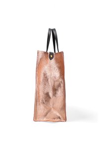 Roze gouden metallic tote bag met een gladde textuur, zwarte leren schouderbanden en een ronde gouden accent aan de bovenkant voor sluiting.