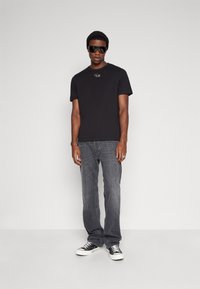 Diesel LARKEE - Egyenes szárú farmer - 02
