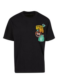 Fekete pamut póló, több színes hímzett folttal, köztük a "TRUE RELIGION", "90" és "California 02" feliratokkal. Kerek nyakú kialakítás.