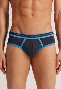 Herrenunterwäsche aus dunkelblauem Stoff, mit hellblauen Akzenten und Kontrastnähten. Elastischer Bund mit Markenlogo.