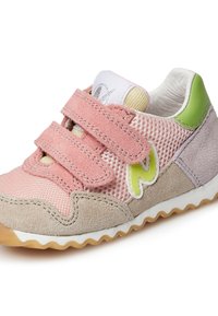 Scarpe sportive per bambini con una tomaia in mesh rosa, accenti in suede grigio, dettagli verdi e due cinturini in Velcro. Suola in gomma testurizzata con bordo a zigzag.
