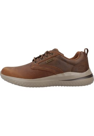 Sneaker marron imperméable avec tige en cuir lisse, design à lacets, semelle rembourrée et détail de logo subtil sur le côté.