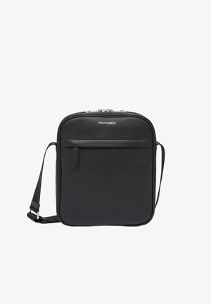Sorte læder crossbody taske med tekstureret overflade, lynlåslukning, frontlomme, justerbar rem og logo detalje øverst.