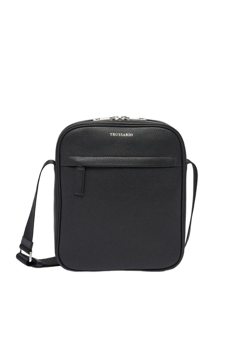 Borsa a tracolla in pelle nera con superficie texturizzata, chiusura con zip, tasca frontale, tracolla regolabile e dettaglio del logo sulla parte superiore.