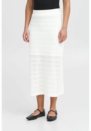 Jupe midi en tricot blanche avec des rayures texturées, une taille ajustée et une silhouette droite. Assortie avec des chaussures plates noires.