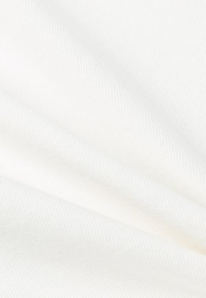 Weißer Stoff mit einer subtilen, strukturierten Webart, der weiche, glatte Falten zeigt. Die Oberfläche wirkt sauber und minimalistisch.
