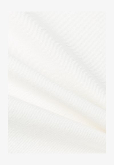 Tejido blanco con un sutil entramado texturizado, que muestra suaves y lisos pliegues. La superficie parece limpia y minimalista.