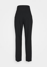 Černé kalhoty s vysokým pasem a rovnými nohavicemi, se zadními kapsami na pas a umístěné na jednobarevném bílém pozadí.