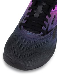 Juodas ir purpurinis sportinis batelis su tekstūruotu tinkleliu viršuje ir juodomis raištelėmis. Turi guminius padus ir Reebok ženklą šone.