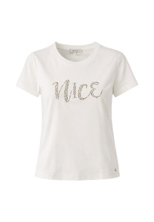 T-shirt bianca a maniche corte con scollo rotondo, decorata sulla parte anteriore con la parola "NICE" in corsivo realizzata con piccoli borchietti dorati.