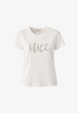 T-shirt bianca a maniche corte con scollo rotondo, decorata sulla parte anteriore con la parola "NICE" in corsivo realizzata con piccoli borchietti dorati.